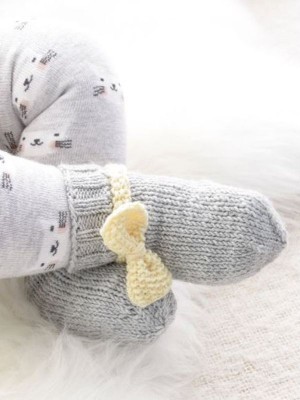 DROPS Little Miss Ribbons Babysöckchen - Deutschsprachige Anleitung										