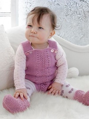 DROPS Remmie Babystrampler und Schühchen - Deutschsprachige Anleitung										