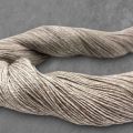Ungefarbtes Garn Silky Grey Yak 4 Ply