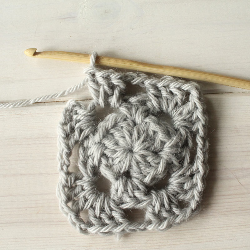 Learn to crochet a granny square tutorial